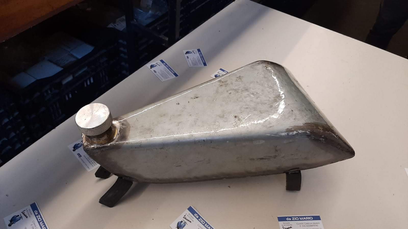 SERBATOIO TANICA BENZINA SUPPLEMENTARE 6 LITRI PER TUNNEL CENTRALE VESPA FARO BASSO VM VN V30 V15