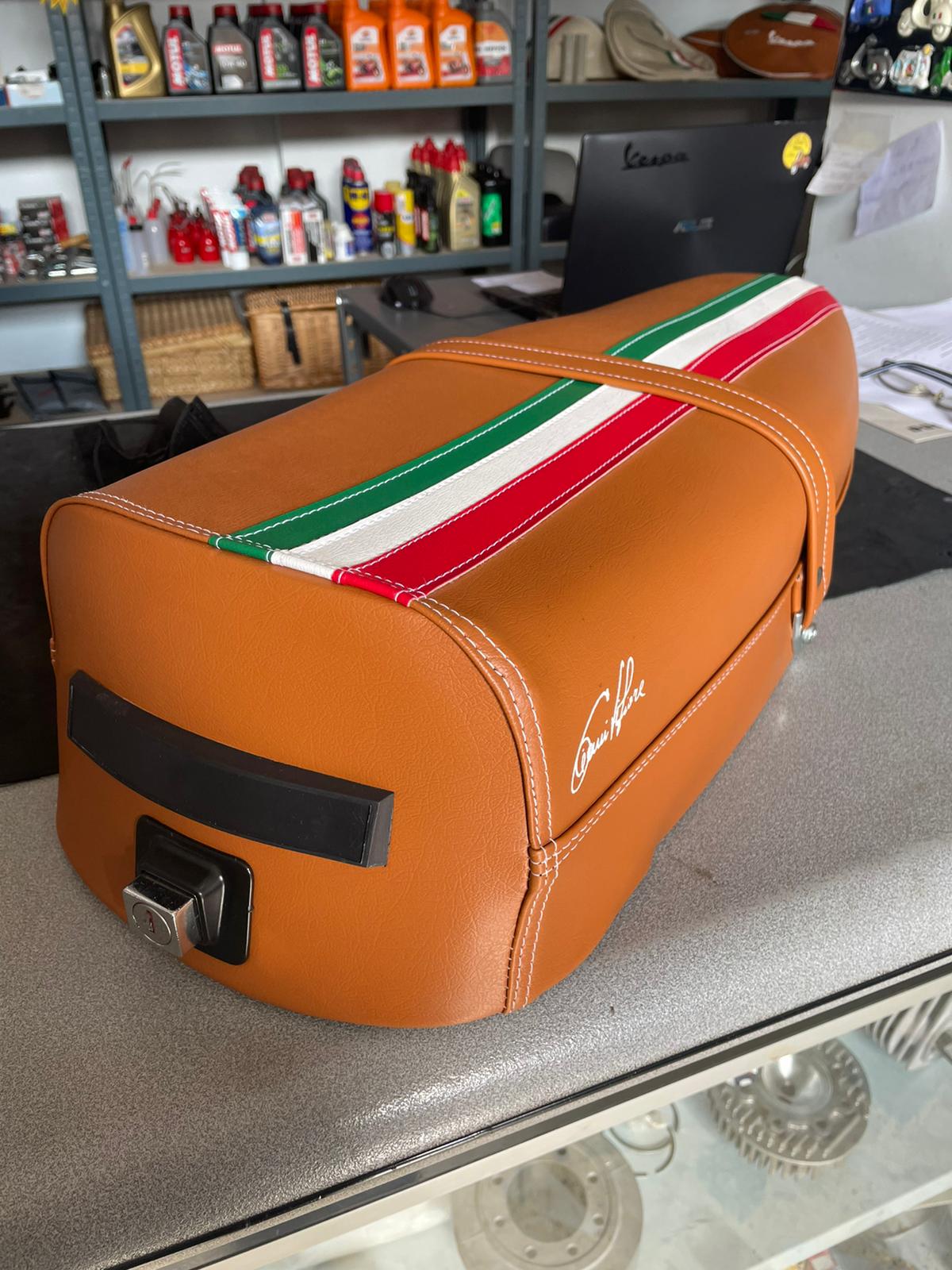 sella SPORTIVA MARRONE con BANDIERA ITALIANA LUGA per VESPA PX PE adattabbile su vesponi