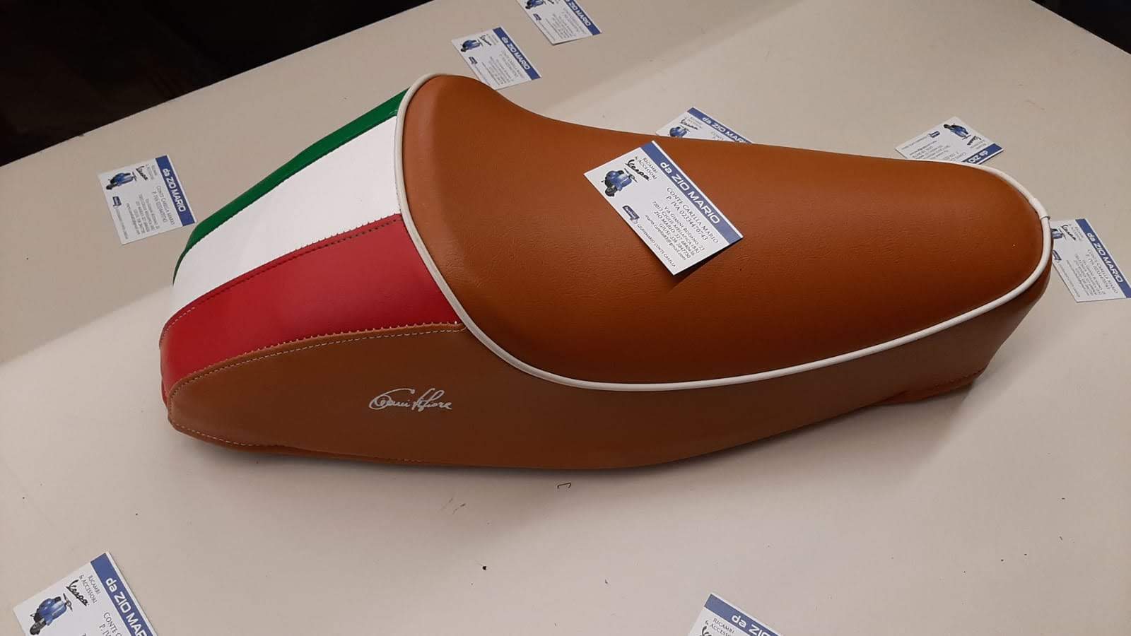 Sella SPORTIVA MARRONE con BANDIERA ITALIANA per VESPA 50 SPECIAL