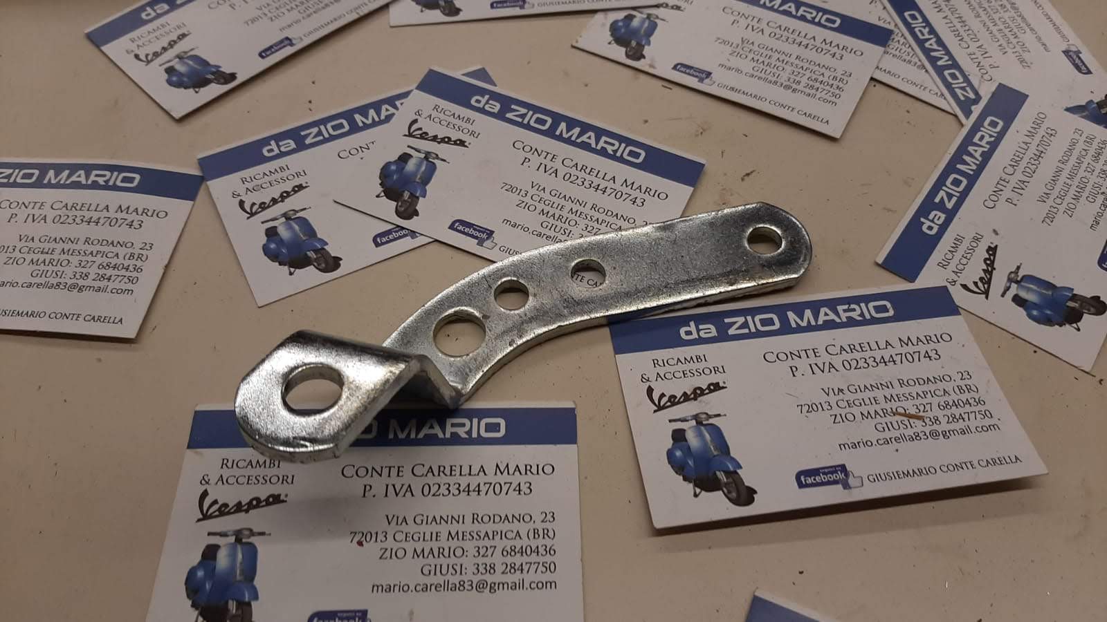 Piastra staffa sinistra per supporto specchio e parabrezza per VESPA 50 N L R SPECIAL PK PX PE T5