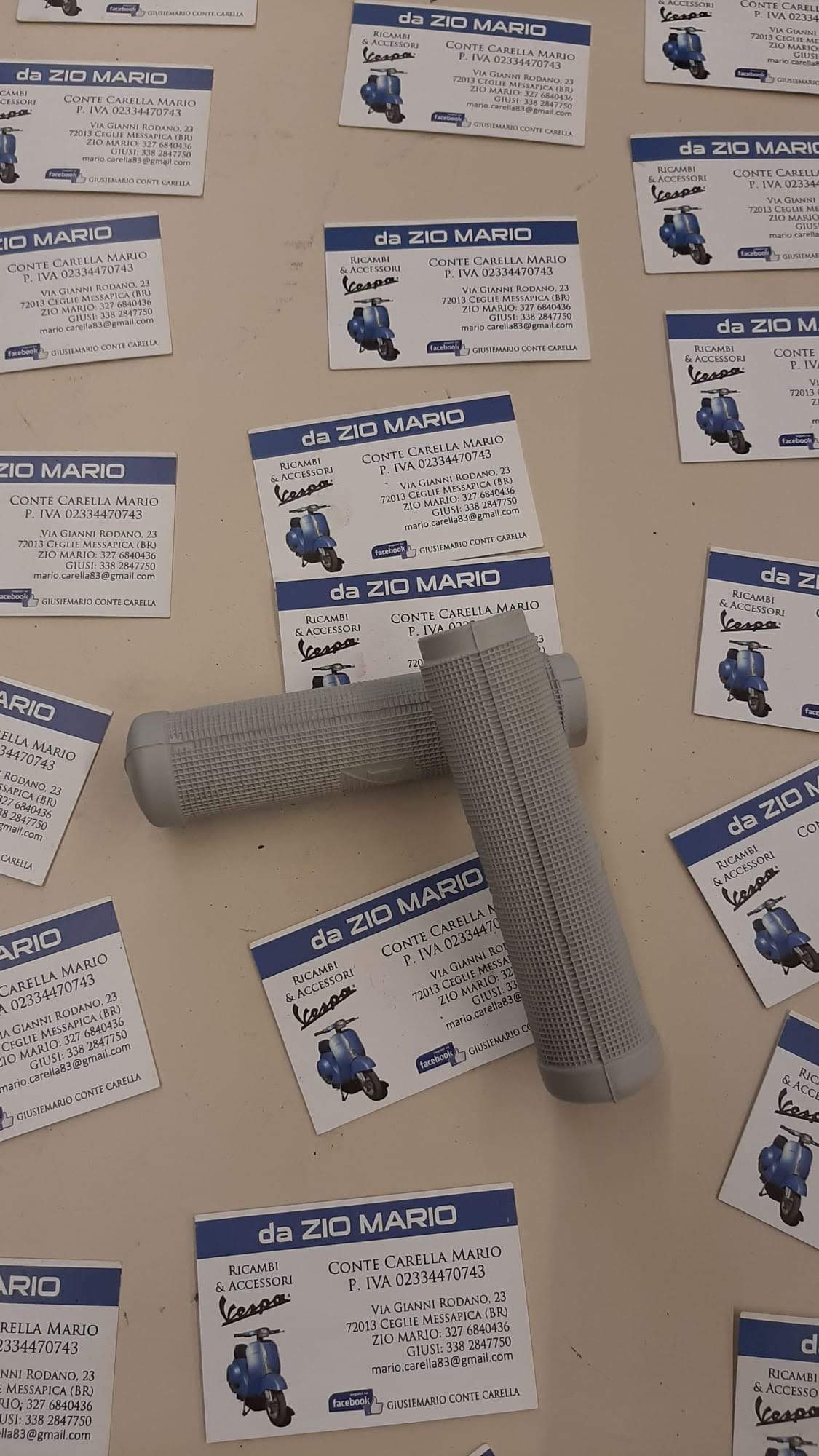 Coppia manopole grigie puntinate HOFFMAN per VESPA 125 V1T V15T V30T A V33T VM1T VM2T VN1T VN2T VU1T